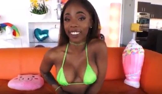 Black model surrendered to the ass to the photographer