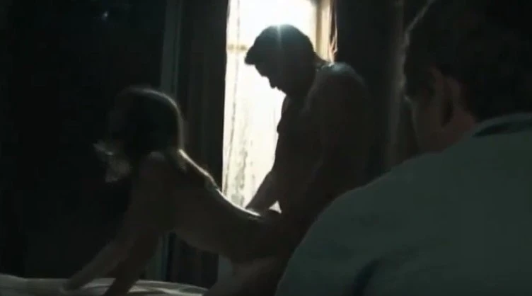 The wife pays her husband's debts before his eyes