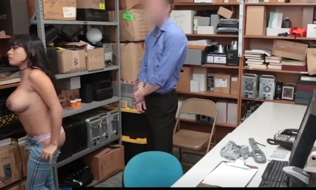 Latinka surrendered to the guard for theft in the store