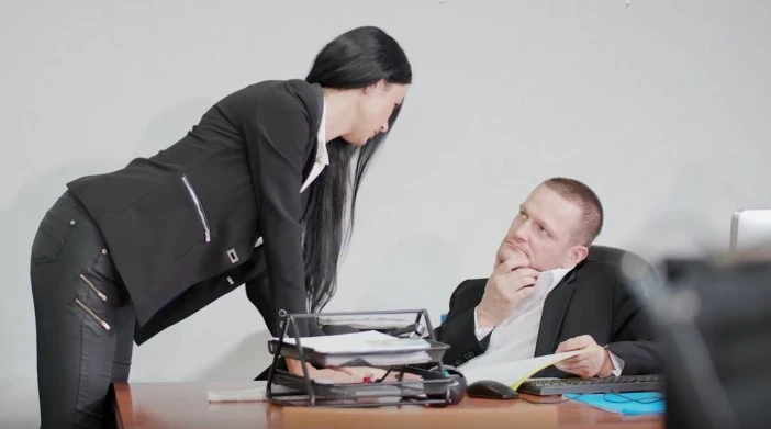 The new secretary is working out the salary of his ass