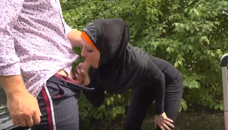 Muslim pays with a taxi driver her body