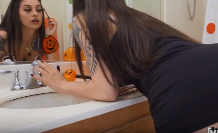 An excited stepdaughter gave her father to fuck her in the ass