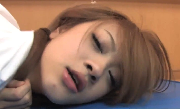 The schoolgirl takes turns in the gym