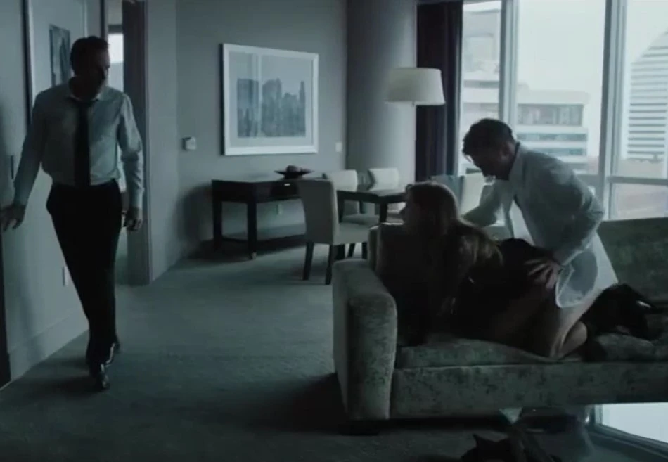 The wife gave her husband to lift, and then shook with a friend